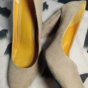 Sz8 Greige suede bamboo granny heels